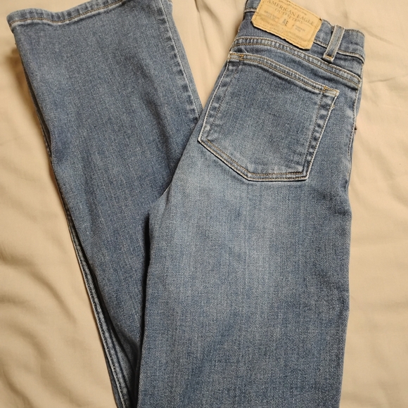 American Eagle Outfitters Light Blue Denim Jeans with Contrast Stitching - Picture 8 of 8